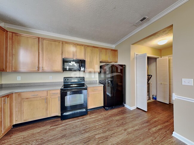 Building Photo - 15554 Landsbrook Run E