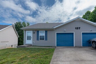 Building Photo - 137 Maureen Dr