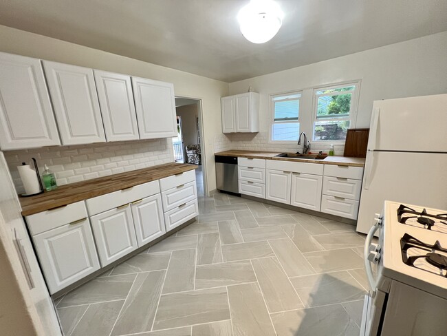 Kitchen - 530 N Quarantina St