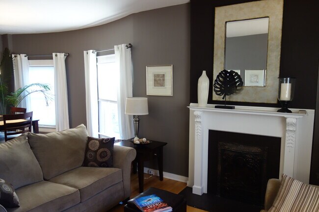 Foto del edificio - Updated Bungalow in Prime Highland's Location