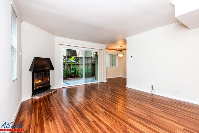 Foto del edificio - Pueblo De Los Gatos | Garage | Desirable L...