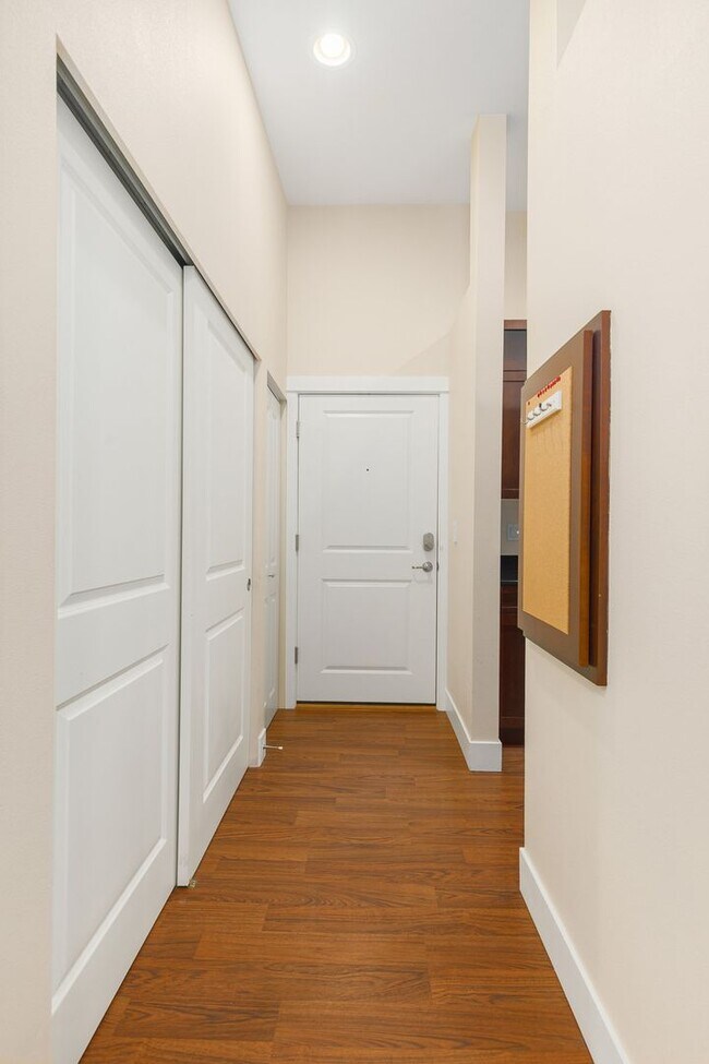 Building Photo - Welcoming Top Floor 1 Bedroom Condo - Gate...