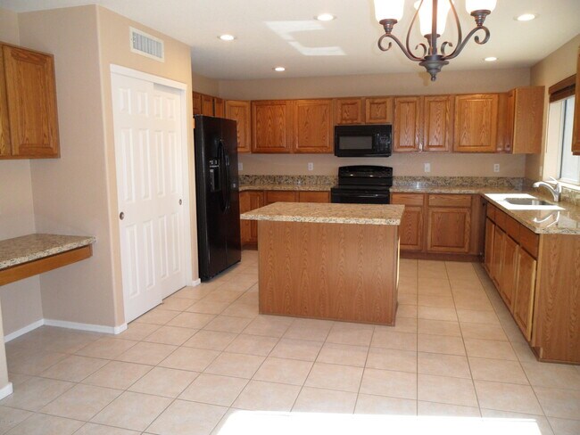 Building Photo - 687 S Sahuaro Dr