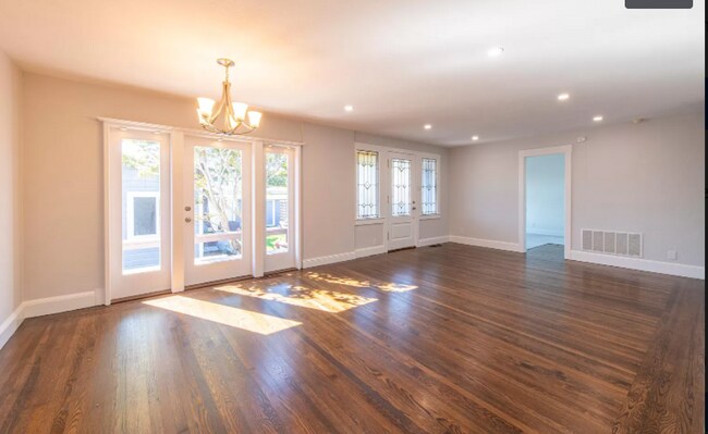 Building Photo - 3bed 3bath Available for rent