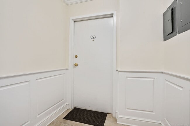 Building Photo - 6 Silvermine Ave