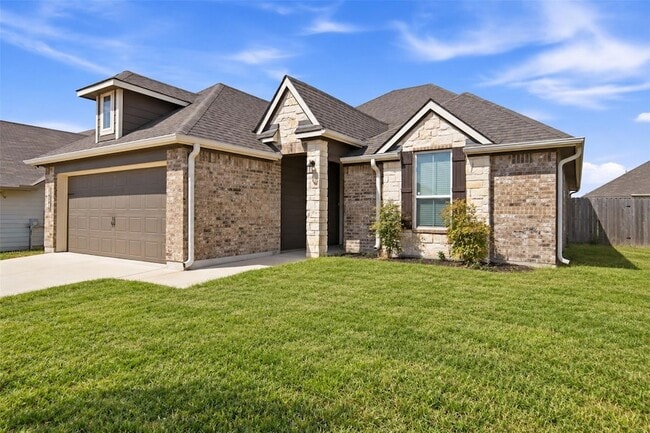 Building Photo - 808 Fallbrook Dr