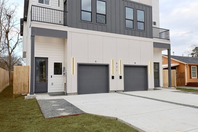 Building Photo - 421 E 41st St