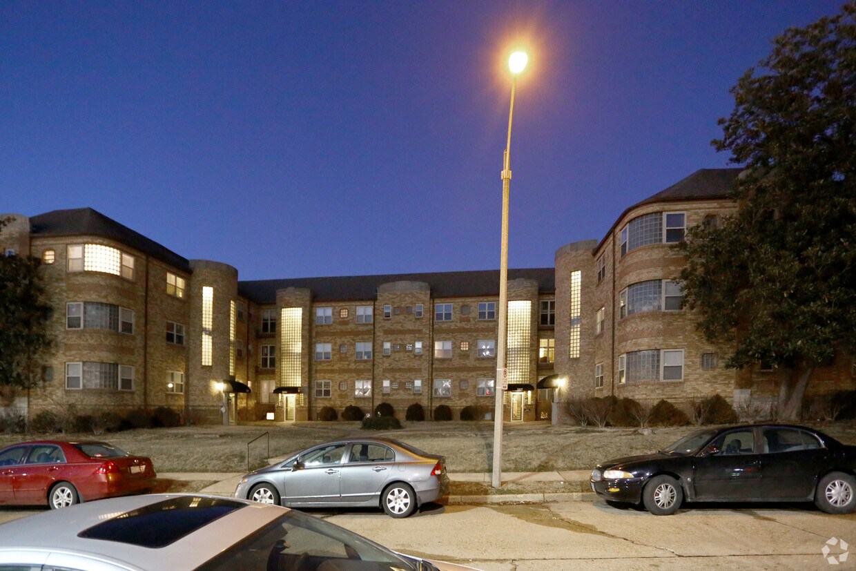 Foto del edificio - 5835-5845 Lindenwood Ave