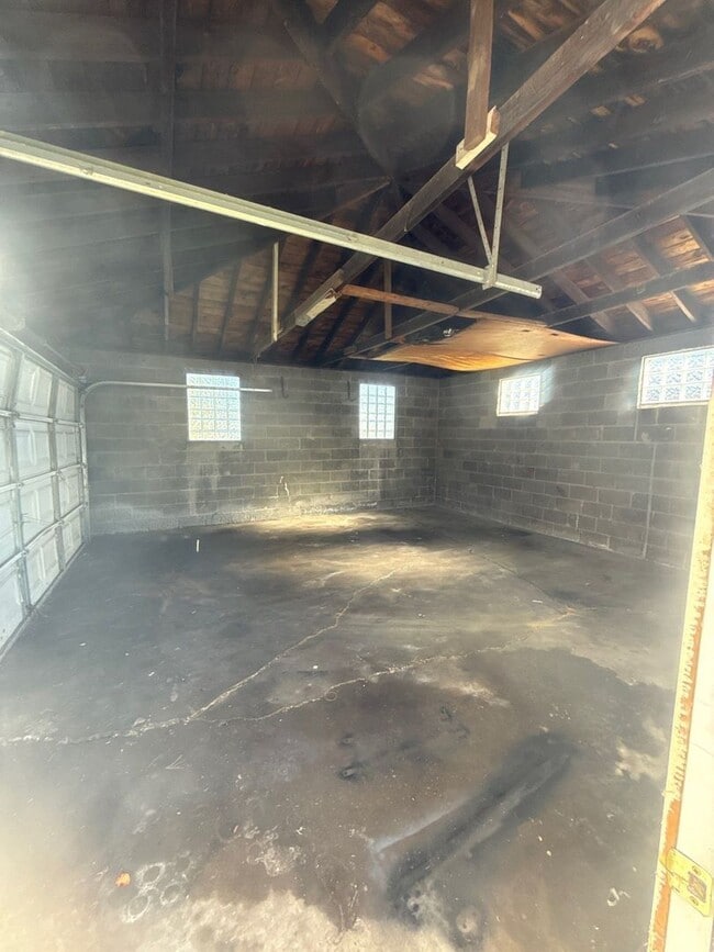 Building Photo - 4 Bedroom 2 Bath Home in Lincoln Park