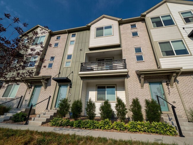 Foto del edificio - Astonishing 3 Bed/3.5 Bath Tri Level Townhome.   Must see to believe!!