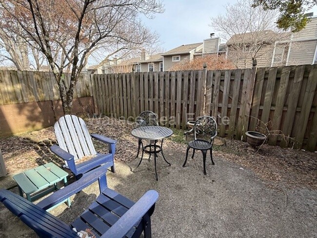 Building Photo - LOVELY 3 BEDROOM TOWNHOUSE IN NORTHSHORE V...