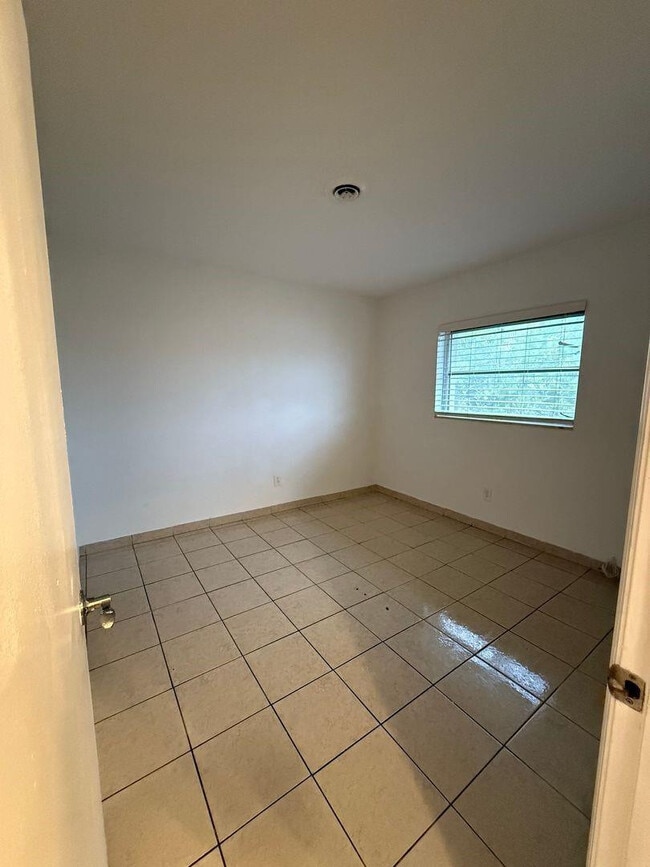 Building Photo - 890 NW 39th St