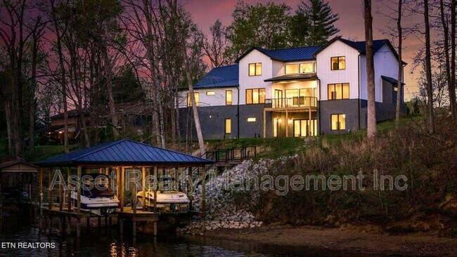 Building Photo - 210 Mainsail Rd