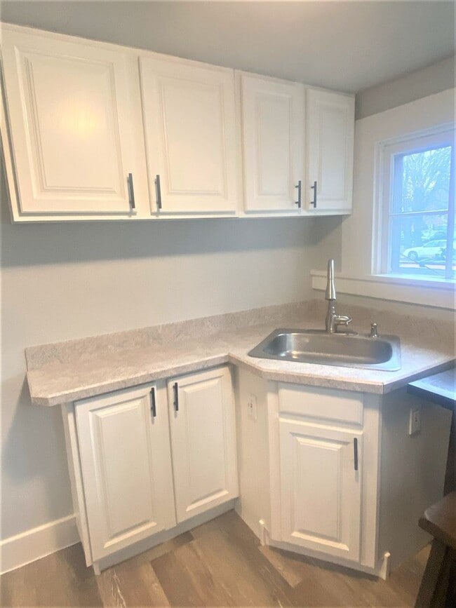 Building Photo - Newly Renovated Bedroom in Unbeatable Loca...