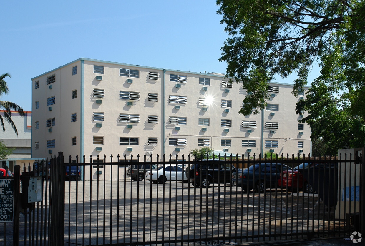 Primary Photo - Grove Princess Apartments