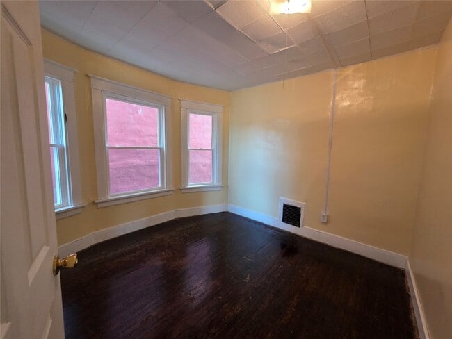 Building Photo - 155 Willow St