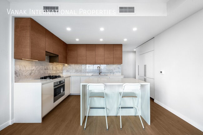 Building Photo - Luxury 2 Bed + Den Corner Home on the 52nd Floor at Gilmore Place