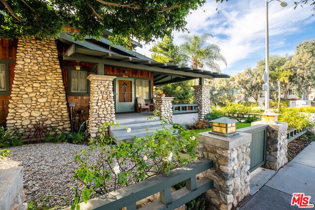 Foto del edificio - 2544 3rd St