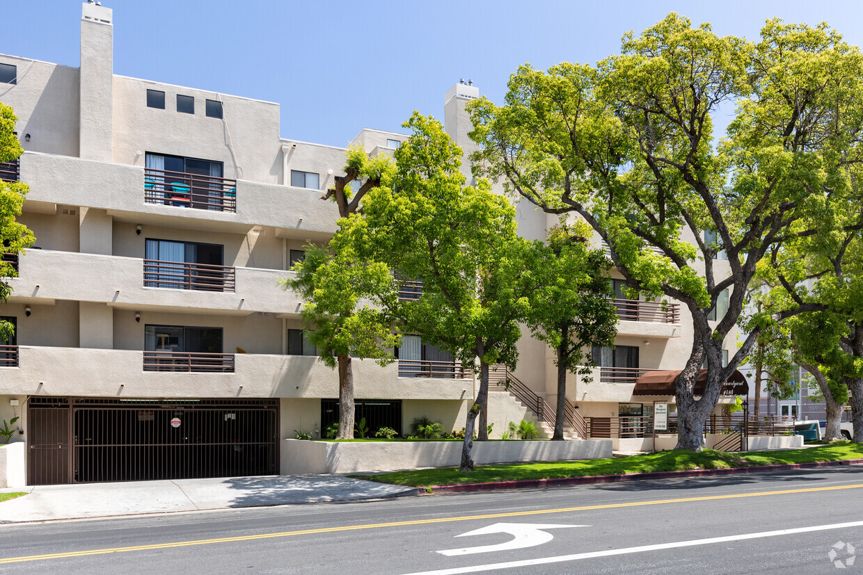 vista a la calle - Courtyard Apartments