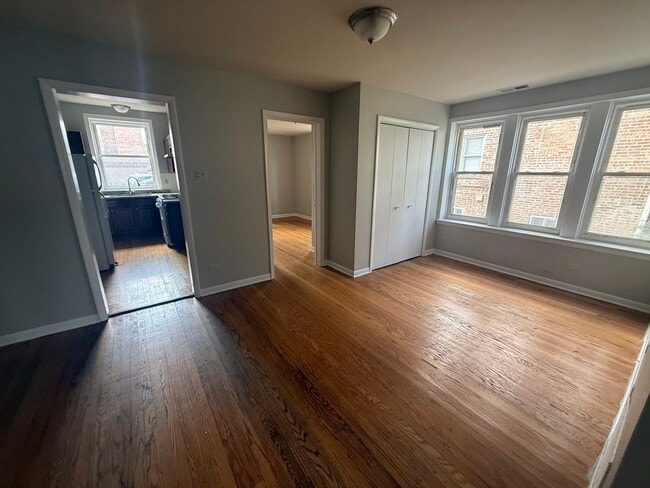 Building Photo - 4811 W Warwick Ave