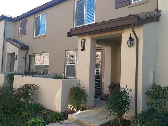 Building Photo - 425 Regatta Ln