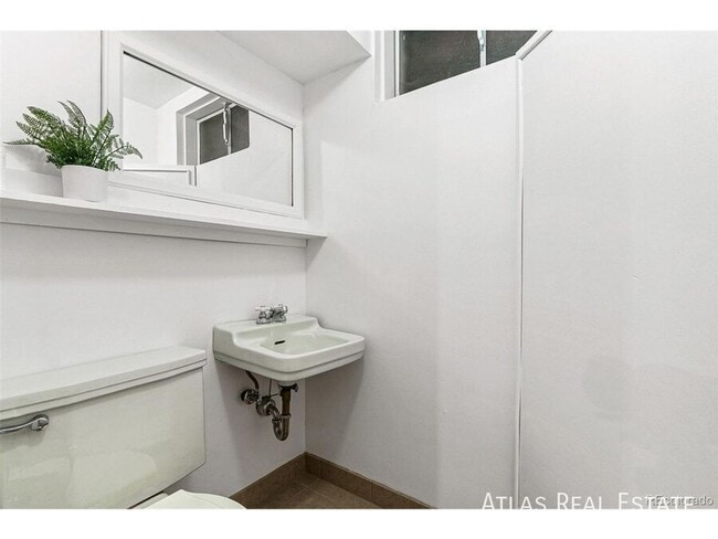 Building Photo - 960 W 70th Pl