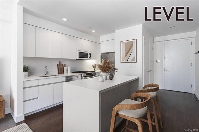 Foto del edificio - 11-25-25 45th Ave
