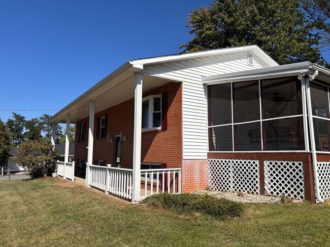 Foto del edificio - Single Family Home located in North Hills....