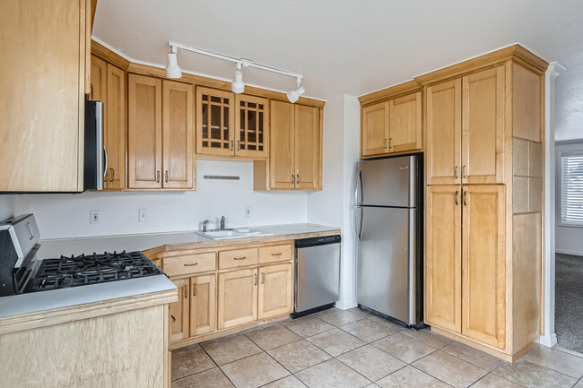 Kitchen - 2329 W Bonniebrook Cir