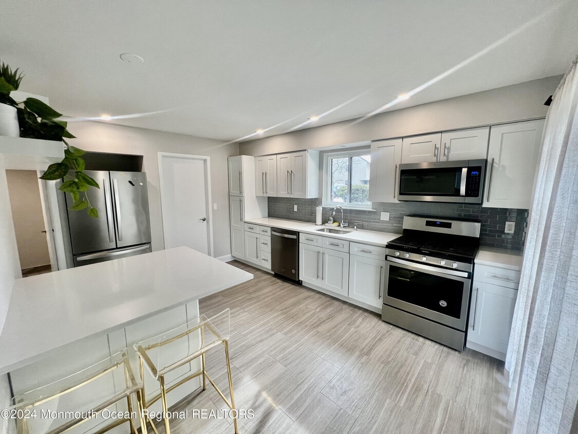 Primary Photo - 93 Cotswold Cir