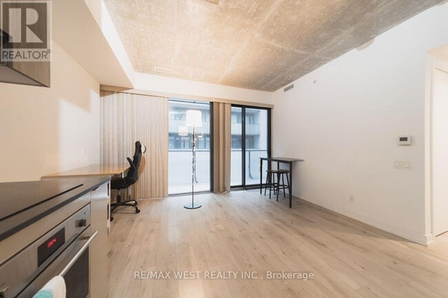 Building Photo - 161 Roehampton Ave