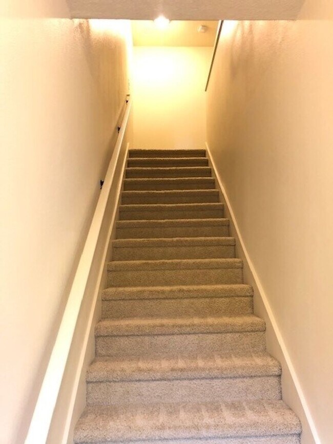 Foto del edificio - Beautiful Hillsboro Townhome- Gourmet Kitchen, Master Suite w/ Full Bath, Garage!