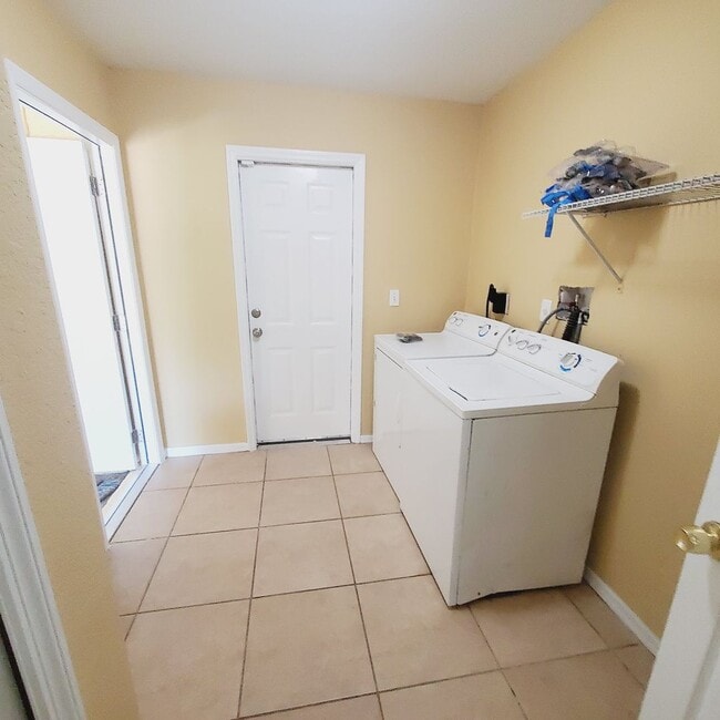 Building Photo - Spacious 3 Bedroom 2 Bath 2 Car Garage PLU...