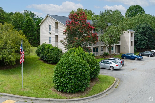 Edificio - The Pines Apartments of Graham