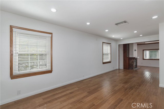 Foto del edificio - 6313 Bluebell Ave