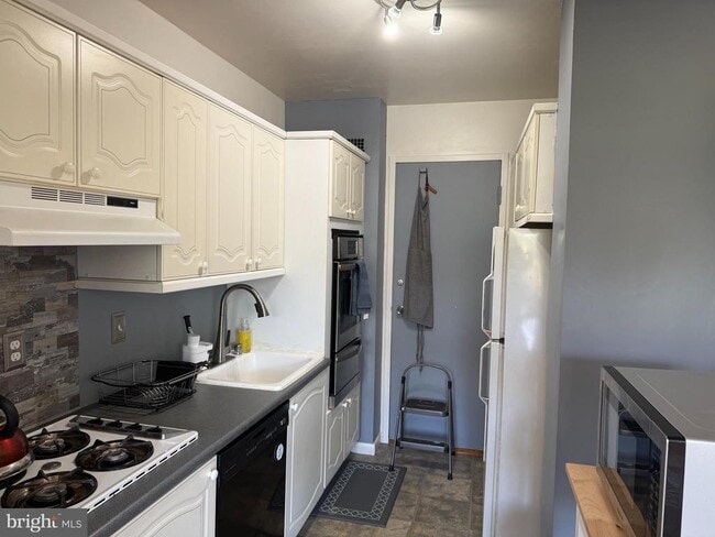 Foto del edificio - 10401 Grosvenor Pl