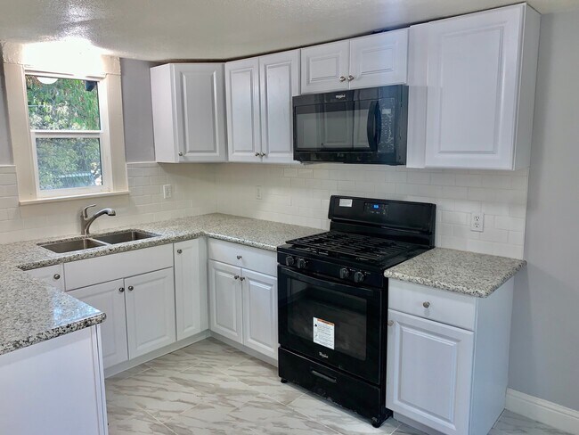 Building Photo - Spacious 3 bedroom 1 bath