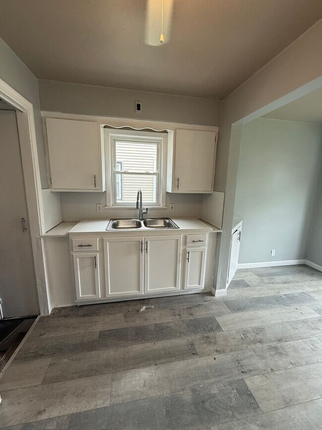 Building Photo - 4bd Single Maple Hts Water/Sewer Included