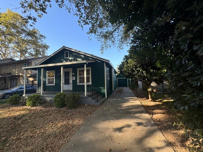 Building Photo - Two bedroom | One bathroom | Land Park hom...