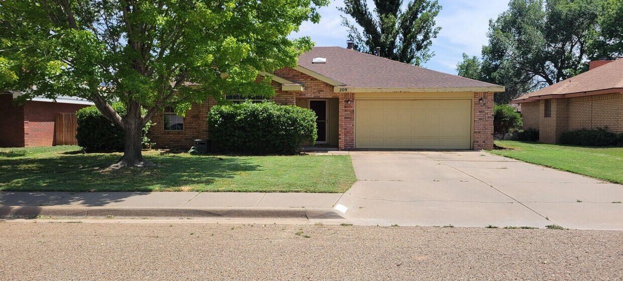 Primary Photo - LOVELY MOVE IN READY HOME IN NORTHEAST CLOVIS