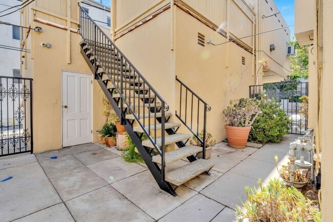 Interior Photo - Burton Way Luxury Investments LLC - 332 La Peer