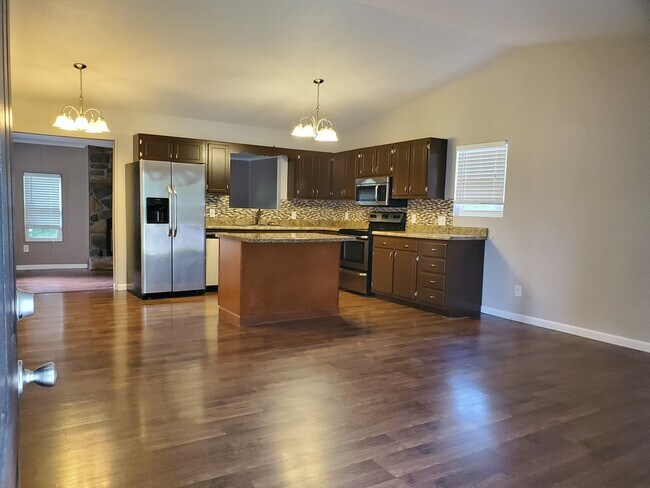 Building Photo - Knoxville 37912 - 3 Bedroom, 1.5 bath Ranc...