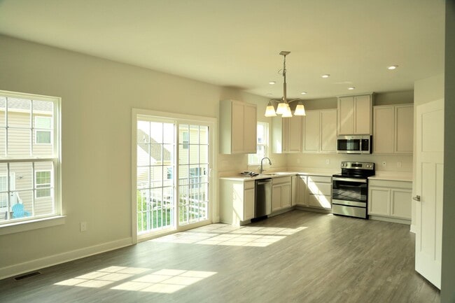 Building Photo - 1331 Darling Dr