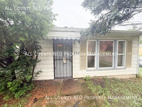 Building Photo - 898 Wayside Rd