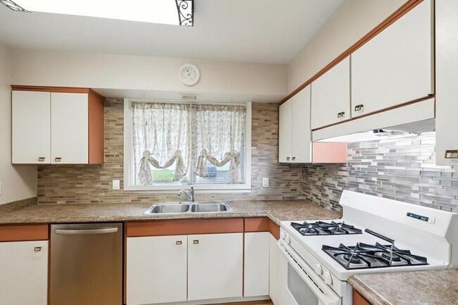 Building Photo - 709 Cypress Dr