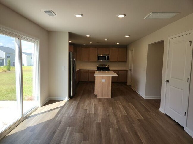 Building Photo - Beautiful 4 Bedroom 2.5 Bath with office space