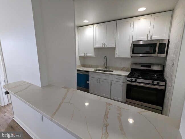 Building Photo - 7112 Donnell Pl