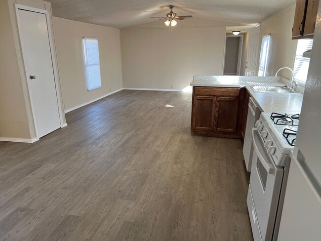 Building Photo - Newly updated 3 Bedroom 2 Bath