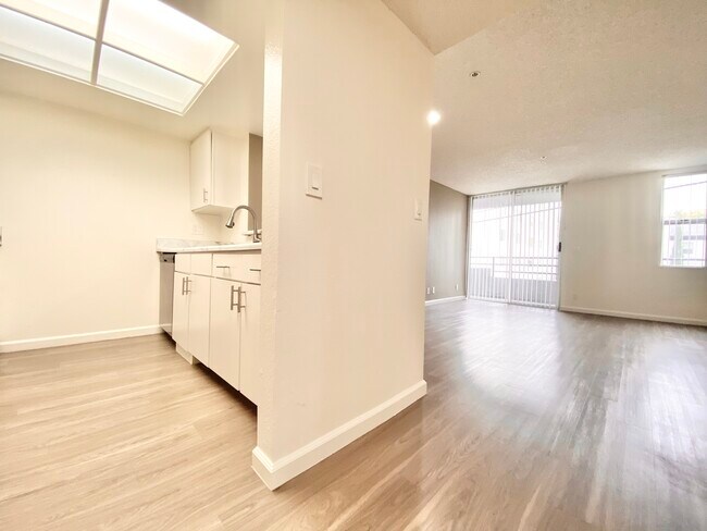 Building Photo - 1853 Whitley Ave Los Angeles California 90028