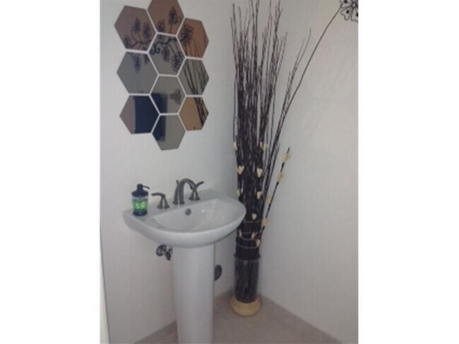 Foto del edificio - 14951 Royal Oaks Ln